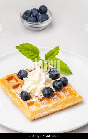 Belgische Waffel mit Blaubeeren Stockfoto