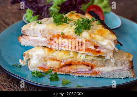 französischer Croque monsieur auf einem blauen Teller Stockfoto