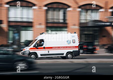 Ukraine, Kiew - 16. Juli 2021: Notauto bewegt sich auf der Straße. Redaktionell Stockfoto