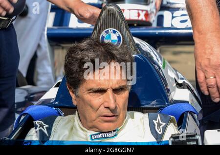 Nelson Piquet in seinem historischen Brabham BT52 BMW Formel-1-Grand-Prix-Wagen der 1980er Jahre beim Goodwood Festival of Speed, Großbritannien. Im Cockpit des F1-Autos Stockfoto