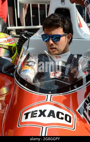 Sergio Perez, Rennfahrer, bereitet sich auf einen historischen McLaren M23 Formel-1-Grand-Prix-Rennwagen beim Goodwood Festival of Speed in Großbritannien vor Stockfoto