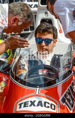 Sergio Perez, Rennfahrer, bereitet sich auf das Rennen des historischen McLaren Formel-1-Rennwagens beim Goodwood Festival of Speed in Großbritannien vor. Anweisung wird empfangen Stockfoto