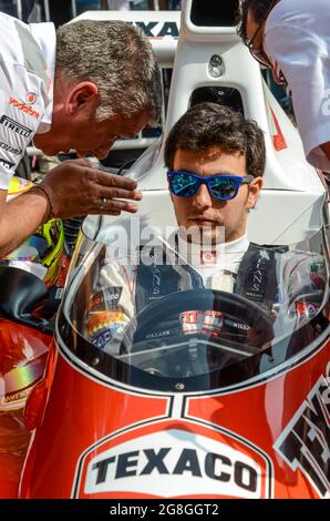 Sergio Perez, Rennfahrer, bereitet sich auf das Rennen des historischen McLaren Formel-1-Rennwagens beim Goodwood Festival of Speed in Großbritannien vor. Anweisung wird empfangen Stockfoto