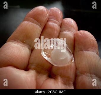 Britisches Wetter. Hagel Sturm in Thaxted Essex England, Großbritannien. Juli 2021. Riesige Hagelsteine fielen auf Thaxted im Norden von Essex im Vereinigten Königreich. Foto: BRIAN HARRIS/Alamy Live News Stockfoto