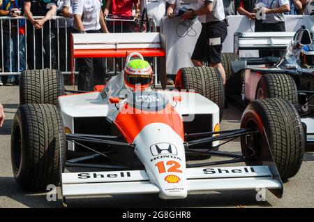 Oliver Turvey, Rennfahrer, bereitet sich auf den historischen McLaren MP4/4 von Ayrton Senna beim Goodwood Festival of Speed in Großbritannien vor. Fahren Sie auf die Spur Stockfoto