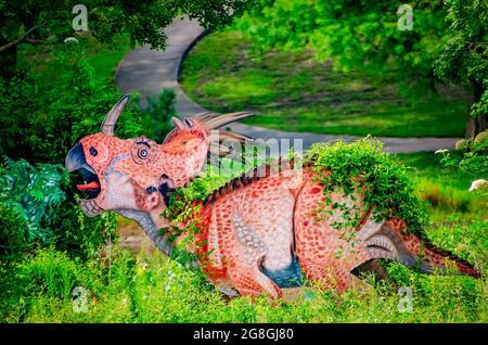 Selfie, eine mehrteilige Kunstinstallation von John Cerney, zeigt Menschen, die Selfies mit Dinosauriern im Langan Park, 17. Juli 2021, in Mobile, Alabama, machen. Stockfoto