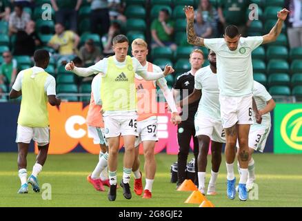 Celtic's Callum McGregor (links) und NIR Bitton wärmen sich vor dem Start während der zweiten Qualifikationsrunde der UEFA Champions League, dem ersten Beinspiel in Celtic Park, Glasgow, auf. Bilddatum: Dienstag, 20. Juli 2021. Stockfoto