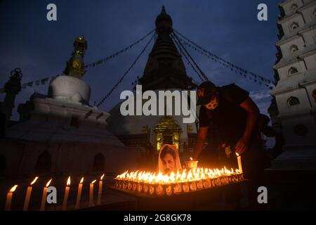 Kathmandu, Nepal. Juli 2021. Ein nepalesischer Fotojournalist zündet vor der Swyambhunath-Stupa in Kathmandu eine Kerze an, um den Fotojournalisten Danish Siddiqui von Reuters zu ehren.der Fotojournalist Danish Siddiqui, der den Pulitzer-Preis gewann, wurde am 16. Juli 2021 in einem Kreuzfeuer getötet, während er einen Konflikt zwischen afghanischen Sicherheitskräften und Taliban-Kämpfern in Afghanistan Kredit: SOPA Images Limited/Alamy Live Nachrichten Stockfoto