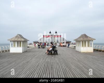 Blick auf das Deck des Cromer Pier in Richtung des Pavilion Theatre an der North Norfolk Coast in Großbritannien Stockfoto