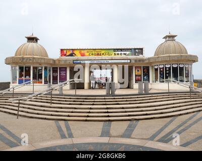 Blick auf den Vordereingang zum Cromer Pier an der Nord-Norfolk-Küste in Großbritannien Stockfoto
