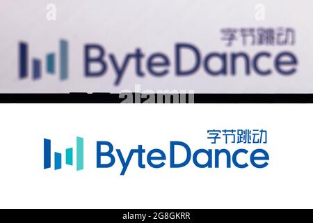 In dieser Fototafel ist das Bytedance-Logo auf einem Smartphone-Bildschirm und im Hintergrund zu sehen. Stockfoto