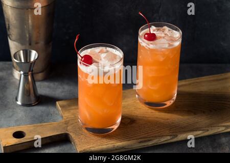 Erfrischender Rum Punch mit Limette und Ananas Stockfoto
