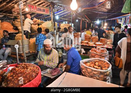 KALKUTTA, WESTBENGALEN, INDIEN - MAI 27 2019 : Sevai, Dattobst, Kekse und frisch gebackenes Brot in verschiedenen Größen werden von muslimischen Verkäufern als stre verkauft Stockfoto