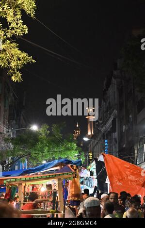 KALKUTTA, WESTBENGALEN, INDIEN - MAI 27 2019 : Zakaria Street und Nakhoda Mashid im Zentrum von Kalkutta. Dieser Ort ist berühmt für die Zusammenkunft muslimischer Communi Stockfoto