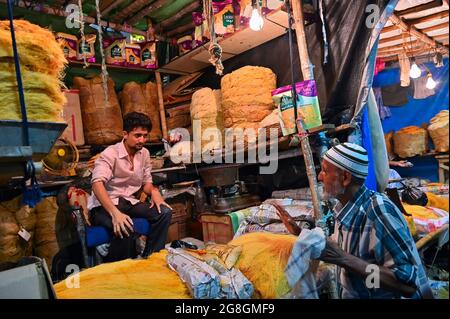 KOLKATA, WESTBENGALEN, INDIEN - MAI 27 2019 : junger Verkäufer, der Sevai an einen alten Mann verkauft, um während des iftar mit warmer Milch zu essen, um das tagelange Fasten zu unterbrechen Stockfoto