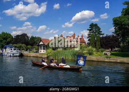 Swan Uppers schwangen an einem Haus in Cookham, in der Stadt, während der alten Tradition des Swan Uppings, der jährlichen Zählung der Schwanenpopulation an der Themse. Bilddatum: Dienstag, 20. Juli 2021. Stockfoto