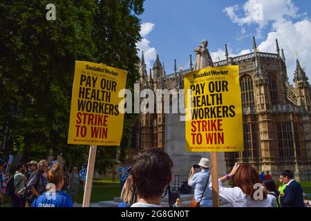 London, Großbritannien. Juli 2021. Demonstranten im Alten Palasthof gegenüber dem parlament. Gewerkschaftsmitglieder, NHS-Arbeiter und Unterstützer versammelten sich in Westminster, um eine Lohnerhöhung von 15% für alle NHS-Arbeiter zu fordern, nachdem die Regierung eine Erhöhung um 1% vorgeschlagen hatte, und marschierten zur Downing Street 10, um ihre Petition zu überbringen. (Kredit: Vuk Valcic / Alamy Live News) Stockfoto