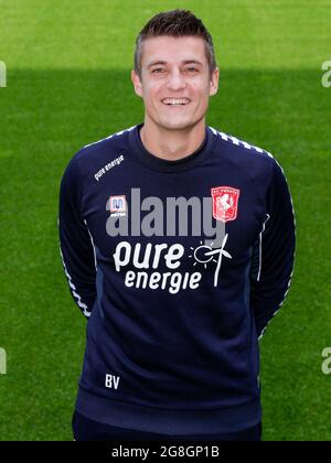 ENSCHEDE, NIEDERLANDE - 19. JULI: Physiotherapeut Bart Visser vom FC Twente während einer Fotoschau des FC Twente an der Grolsch Veste am 19. Juli 2021 in Enschede, Niederlande (Foto: Broer van den Boom/Orange Picts) Stockfoto