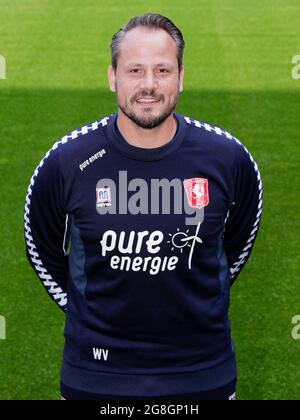 ENSCHEDE, NIEDERLANDE - 19. JULI: Physiotherapeut Wouter Vos vom FC Twente während einer Fotoschau des FC Twente an der Grolsch Veste am 19. Juli 2021 in Enschede, Niederlande (Foto: Broer van den Boom/Orange Picts) Stockfoto