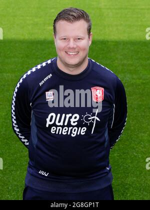 ENSCHEDE, NIEDERLANDE - 19. JULI: Videoanalyst Davey de Jonge vom FC Twente während einer Fotoaufnahme des FC Twente bei der Grolsch Veste am 19. Juli 2021 in Enschede, Niederlande (Foto: Broer van den Boom/Orange Picters) Stockfoto