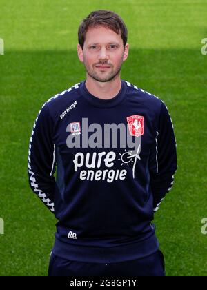 ENSCHEDE, NIEDERLANDE - 19. JULI: Teamchef Bart Bruins vom FC Twente während einer Fotoschau des FC Twente bei der Grolsch Veste am 19. Juli 2021 in Enschede, Niederlande (Foto: Broer van den Boom/Orange Picts) Stockfoto