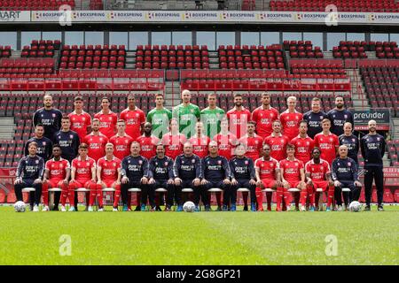 ENSCHEDE, NIEDERLANDE - JULI 19: Team und Mitarbeiter des FC Twente posieren für ein Teamfoto, hintere Reihe von links nach rechts; Physiotherapeut Wouter Vos vom FC Twente, Mees Hilgers vom FC Twente, Ramiz Zerrouki vom FC Twente, Jayden Oosterwolde vom FC Twente, Ennio van der Gouw vom FC Twente, Lars Unnerstall vom FC Twente, Jeffrey de lange vom FC Twente, Robin Propper vom FC Twente, Dario Dumic vom FC Twente, Casper beim FC Twente, Videoanalyst Davey de Jonge vom FC Twente, Kit Manager Asmar Malki vom FC Twente, mittlere Reihe; Physiotherapeut Marco Pallencaoe vom FC Twente, Physiotherapeut Bart Visser vom FC Twente Stockfoto