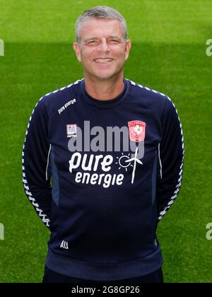 ENSCHEDE, NIEDERLANDE - 19. JULI: Assistenzcoach Andries Ulderink des FC Twente während einer Fotoschau des FC Twente an der Grolsch Veste am 19. Juli 2021 in Enschede, Niederlande (Foto: Broer van den Boom/Orange Picturs) Stockfoto