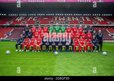 ENSCHEDE, NIEDERLANDE - JULI 19: Team und Mitarbeiter des FC Twente posieren für ein Teamfoto, hintere Reihe von links nach rechts; Physiotherapeut Wouter Vos vom FC Twente, Mees Hilgers vom FC Twente, Ramiz Zerrouki vom FC Twente, Jayden Oosterwolde vom FC Twente, Ennio van der Gouw vom FC Twente, Lars Unnerstall vom FC Twente, Jeffrey de lange vom FC Twente, Robin Propper vom FC Twente, Dario Dumic vom FC Twente, Casper beim FC Twente, Videoanalyst Davey de Jonge vom FC Twente, Kit Manager Asmar Malki vom FC Twente, mittlere Reihe; Physiotherapeut Marco Pallencaoe vom FC Twente, Physiotherapeut Bart Visser vom FC Twente Stockfoto