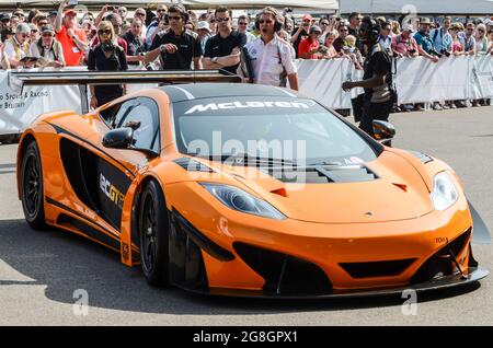 Der Sportwagen McLaren 12C GT Can am Edition beim Goodwood Festival of Speed in Großbritannien verlässt die Montage für die Bergaufstiegsstrecke. Public Watching Stockfoto