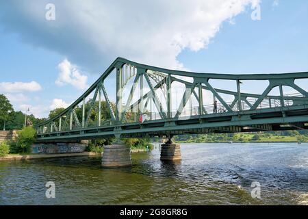 Die Glienicker Brücke über die Havel zwischen Potsdam und Berlin, ein Symbol der deutschen Teilung Stockfoto