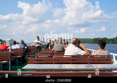 Touristen auf einem Ausflugsboot während einer Fahrt auf der Havel mit dem Wannsee bei Berlin Stockfoto