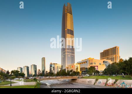 Santiago, Region Metropolitana, Chile - Skyline des Finanzviertels von Santiago mit dem Wolkenkratzer von Costanera. Stockfoto