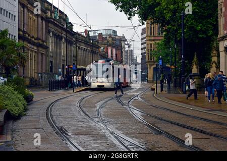 SHEFFIELD. SOUTH YORKSHIRE. ENGLAND. 07-10-21. High Street, die Straßenbahnhaltestelle Cathedral im Stadtzentrum. Die Kopfsteinpflaster sind nass von einer Regendusche. Stockfoto