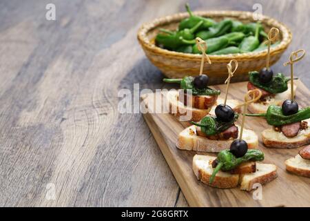 padron-Pfeffer, Chorizo und Schinkenspeck. spanische Vorspeise Stockfoto