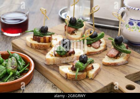 padron-Pfeffer, Chorizo und Schinkenspeck. spanische Vorspeise Stockfoto