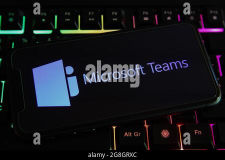 Viersen, Deutschland - 1. Juni. 2021: Nahaufnahme des Telefonbildschirms mit Logo-Schriftzug der chat-Plattform von microsoft Teams auf der Computertastatur Stockfoto