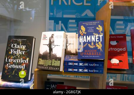 Waterstones Buchhandlung Bücher Buchcover im Buchladen-Schaufenster zu sehen London England UK 2021 KATHY DEWITT Stockfoto