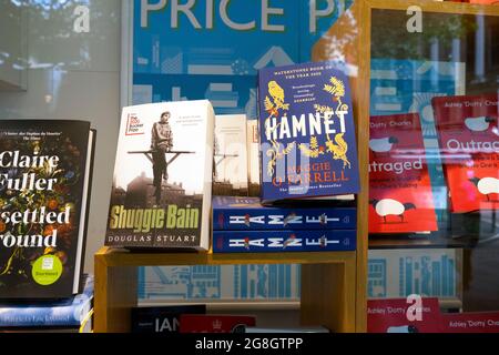 Waterstones Buchhandlung Bücher Buchcover im Buchladen-Schaufenster zu sehen London England UK 2021 KATHY DEWITT Stockfoto