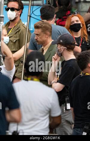 Glasgow, Schottland, Großbritannien. Juli 2021. IM BILD: Boyd Holbrook, gesehen zwischen den Takes am Set. Dreharbeiten am Set von Indiana Jones 5 mitten im Stadtzentrum von Glasgow, als der Hollywood-Blockbuster Glasgow als New York City aufstellte. Eine vollständige Produktion ist zu sehen, mit einer großen Besetzung, Produzenten und Extras. Das Stadtzentrum wurde so verändert, dass alle Ladenfronten und Gebäude wie 1959 Amerika aussehen. Quelle: Colin Fisher/Alamy Live News Stockfoto