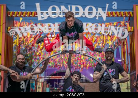 360 ALLSTARS International Cast von urbanen Zirkus-Elite-Athleten führen spektakuläre physische Fusionen auf dem London Wonderground Earls Court durch. London, Großbritannien. Stockfoto