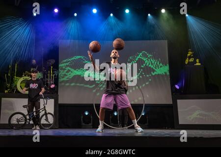 360 ALLSTARS International Cast von urbanen Zirkus-Elite-Athleten führen spektakuläre physische Fusionen auf dem London Wonderground Earls Court durch. London, Großbritannien. Stockfoto