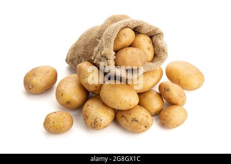 Neue Kartoffeln im Sackleinen isoliert auf weißem Hintergrund. Rohkartoffel Stockfoto