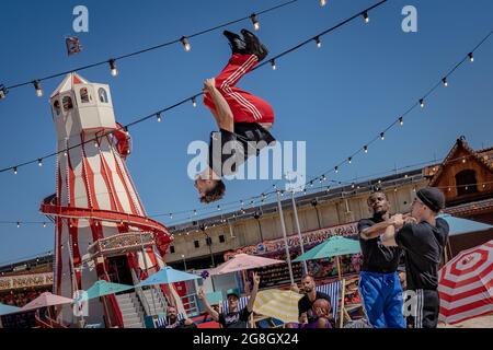 360 ALLSTARS International Cast von urbanen Zirkus-Elite-Athleten führen spektakuläre physische Fusionen auf dem London Wonderground Earls Court durch. London, Großbritannien. Stockfoto