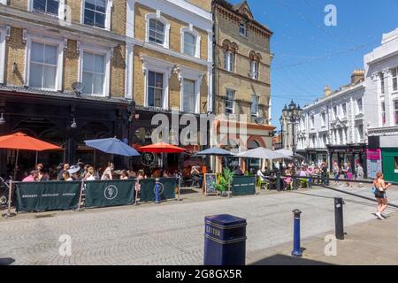 Straßencafés und Restaurants, Rendezvous Street, Folkestone, Kent, Großbritannien Stockfoto