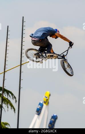 BMX-Hochsprung-Stunt-Fahrer beim Goodwood Festival of Speed in Großbritannien, der mit Porsche 50 im Zentrum Luft über die Sprungstange holt. Extremsport Stockfoto