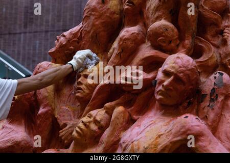 Die Säule wird von Mitgliedern der Allianz Hongkong zur Unterstützung patriotischer demokratischer Bewegungen an der Universität Hongkong gereinigt.die Säule der Schande wurde jährlich unter der dunklen Wolke von Schulbeamten gereinigt, die beschlossen, die Nutzung und Eigentumsrechte des Eigentums der Studentengewerkschaften zurückzufordern, Einschließlich des Bereichs, in dem die Säule steht. Auf der Basis der Statue sind die Geschichte des Tiananmen-Massakers von 6.4 eingemeißelt und eingraviert, sowohl auf Englisch als auch auf Chinesisch geschrieben, die Worte „das Tiananmen-Massaker“, „4. Juni 1989“ und „der Alte kann die Jungen nicht für immer töten“. Stockfoto