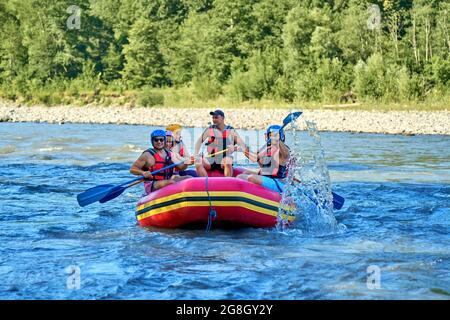 Rafting auf einem großen Boot auf einem Bergfluss Stockfoto