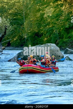 Rafting auf einem großen Boot auf einem Bergfluss Stockfoto