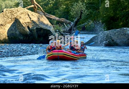 Rafting auf einem großen Boot auf einem Bergfluss Stockfoto