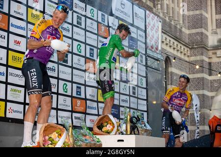 Der Belgier Tim Merlier von Alpecin-Fenix, der Brite Mark Cavendish von Deceuninck - Quick-Step und der Belgier Jasper Philipsen von Alpecin-Fenix feiern am Stockfoto